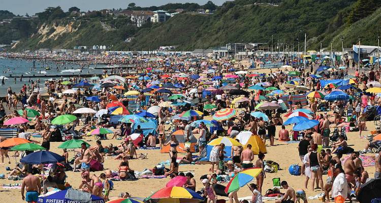 Βρετανία: “O κορονοϊός πήγε περίπατο” - Απίστευτος συνωστισμός στις παραλίες
