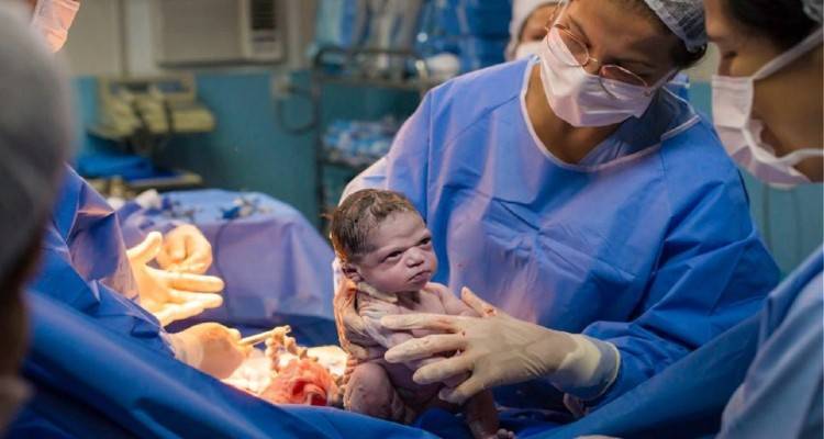 Viral φωτογραφία | Νεογέννητο κοιτά με νεύρα τον μαιευτήρα
