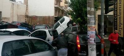 Βιβλική καταστροφή στη Νίκαια: Δρόμοι-χείμαρροι διέλυσαν 30 αυτοκίνητα (photos)