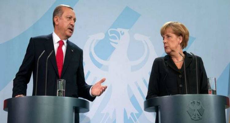 Ο Ερντογάν εκβιάζει την ΕΕ: «Παγώνει» τη συμφωνία για τους πρόσφυγες