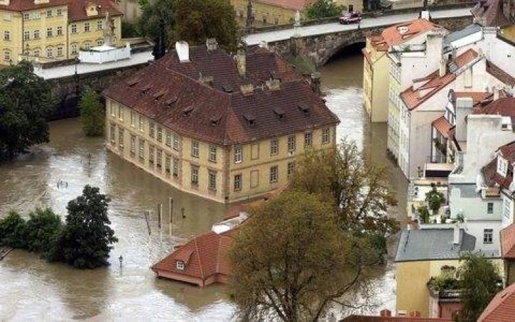 Πνίγηκε η Πράγα - Εκλεισε η ιστορική Γέφυρα του Καρόλου