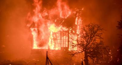 Συγκλονιστικό βίντεο από τη φωτιά στα Βίλια: Πυροσβεστικό όχημα περνάει μέσα από τις φλόγες