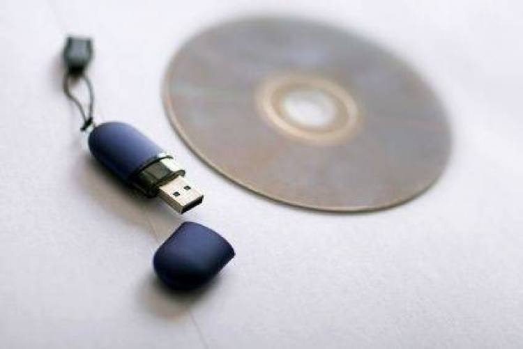 Το CD, το USB και η ελληνική πραγματικότητα