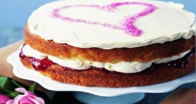 Άγιος Βαλεντίνος: Εύκολο κέικ με μαρμελάδα φράουλα