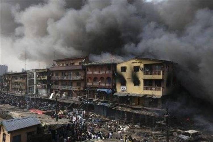 Κόλαση φωτιάς σε αποθήκη με πυροτεχνήματα στο Λάγος της Νιγηρίας